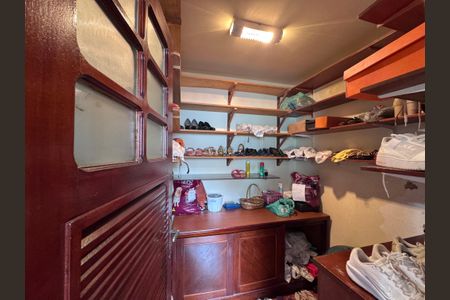 Casa de condomínio à venda com 562m², 4 quartos e 4 vagas Casa de condomínio à venda com 562m², 4 quartos e 4 vagasÁrea de Serviço