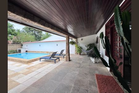 Casa de condomínio à venda com 562m², 4 quartos e 4 vagas Casa de condomínio à venda com 562m², 4 quartos e 4 vagasÁrea externa