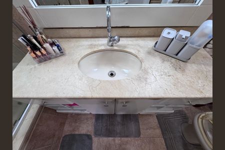 Casa de condomínio à venda com 562m², 4 quartos e 4 vagas Casa de condomínio à venda com 562m², 4 quartos e 4 vagasSuíte 1 - Banheiro