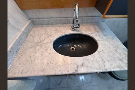 Casa de condomínio à venda com 562m², 4 quartos e 4 vagas Casa de condomínio à venda com 562m², 4 quartos e 4 vagasBanheiro Social