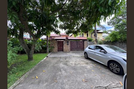 Casa de condomínio à venda com 562m², 4 quartos e 4 vagas Casa de condomínio à venda com 562m², 4 quartos e 4 vagasFachada