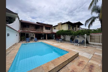 Casa de condomínio à venda com 562m², 4 quartos e 4 vagas Casa de condomínio à venda com 562m², 4 quartos e 4 vagasÁrea externa