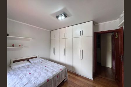 Casa de condomínio à venda com 562m², 4 quartos e 4 vagas Casa de condomínio à venda com 562m², 4 quartos e 4 vagasQuarto