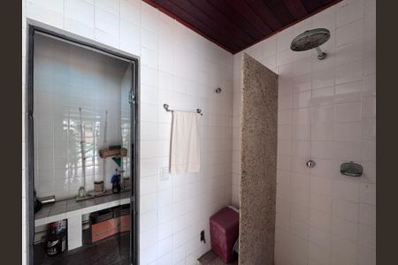 Casa de condomínio à venda com 562m², 4 quartos e 4 vagas Casa de condomínio à venda com 562m², 4 quartos e 4 vagasÁrea externa