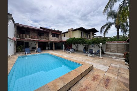 Casa de condomínio à venda com 562m², 4 quartos e 4 vagas Casa de condomínio à venda com 562m², 4 quartos e 4 vagasÁrea externa