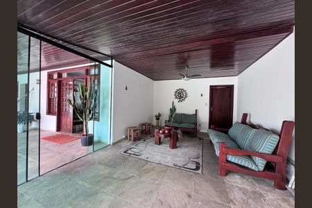 Casa de condomínio à venda com 562m², 4 quartos e 4 vagas Casa de condomínio à venda com 562m², 4 quartos e 4 vagasÁrea externa