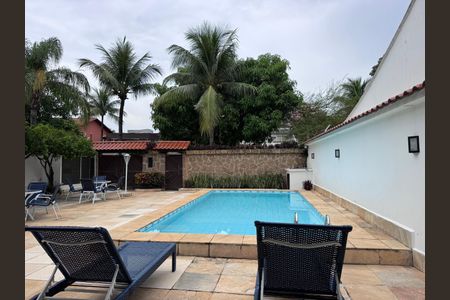 Casa de condomínio à venda com 562m², 4 quartos e 4 vagas Casa de condomínio à venda com 562m², 4 quartos e 4 vagasÁrea externa