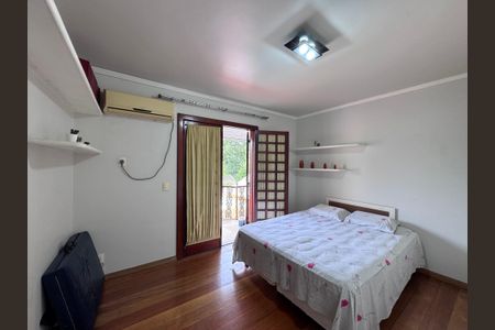 Casa de condomínio à venda com 562m², 4 quartos e 4 vagas Casa de condomínio à venda com 562m², 4 quartos e 4 vagasQuarto