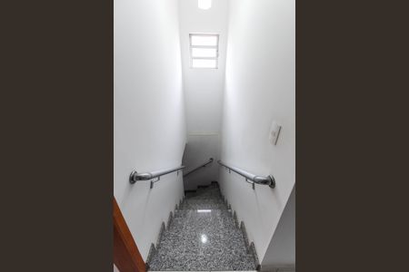 Casa à venda com 170m², 3 quartos e 2 vagasEscada