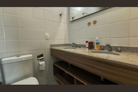 Casa de condomínio à venda com 500m², 9 quartos e 8 vagas Casa de condomínio à venda com 500m², 9 quartos e 8 vagasBanheiro da Suíte 2