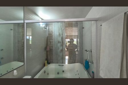 Casa de condomínio à venda com 500m², 9 quartos e 8 vagas Casa de condomínio à venda com 500m², 9 quartos e 8 vagasBanheiro da Suíte 1