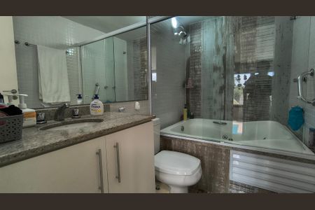 Casa de condomínio à venda com 500m², 9 quartos e 8 vagas Casa de condomínio à venda com 500m², 9 quartos e 8 vagasBanheiro da Suíte 1