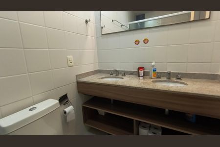 Casa de condomínio à venda com 500m², 9 quartos e 8 vagasBanheiro da Suíte 2