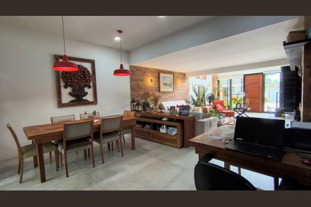 Casa de condomínio à venda com 500m², 9 quartos e 8 vagas Casa de condomínio à venda com 500m², 9 quartos e 8 vagasDala