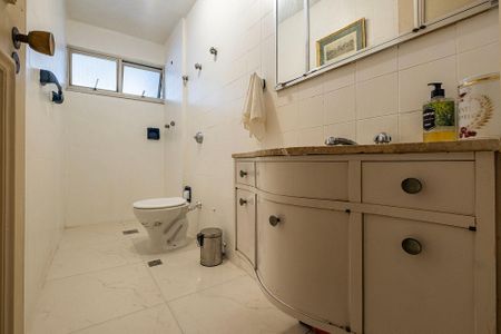 Apartamento à venda com 212m², 3 quartos e 3 vagas Apartamento à venda com 212m², 3 quartos e 3 vagasBanheiro Social