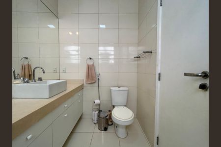Apartamento à venda com 117m², 3 quartos e sem vaga Apartamento à venda com 117m², 3 quartos e sem vagaBanheiro social