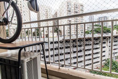 Varanda de apartamento à venda com 2 quartos, 58m² em Jardim Tupanci, Barueri