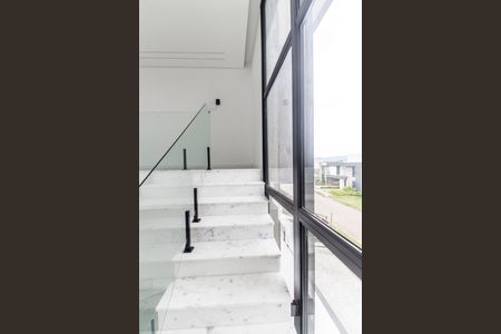 Casa de condomínio à venda com 386m², 4 quartos e 4 vagasEscada