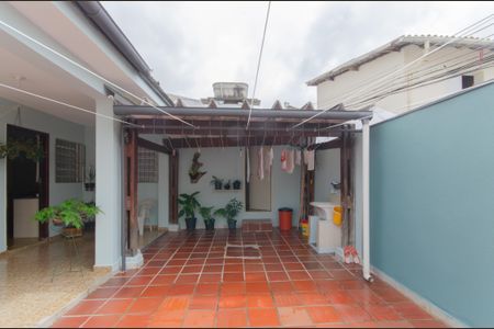Casa à venda com 528m², 2 quartos e 3 vagas Casa à venda com 528m², 2 quartos e 3 vagasEntrada
