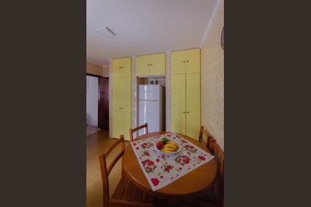 Casa à venda com 528m², 2 quartos e 3 vagas Casa à venda com 528m², 2 quartos e 3 vagasCozinha