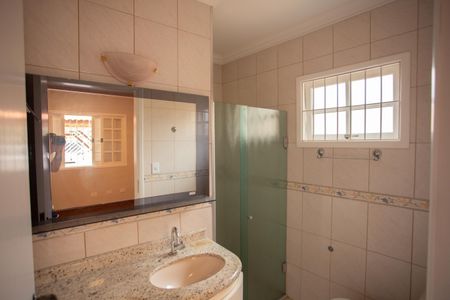 Casa à venda com 200m², 3 quartos e 3 vagasBANHEIRO DA SUÍTE 1