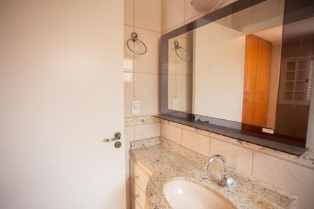 Casa à venda com 200m², 3 quartos e 3 vagasBANHEIRO DA SUÍTE 1