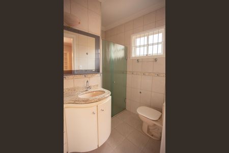 Casa à venda com 200m², 3 quartos e 3 vagasBANHEIRO DA SUÍTE 1