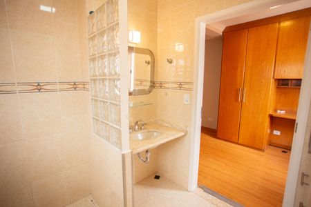 Casa à venda com 200m², 3 quartos e 3 vagasBANHEIRO DA SUÍTE 2