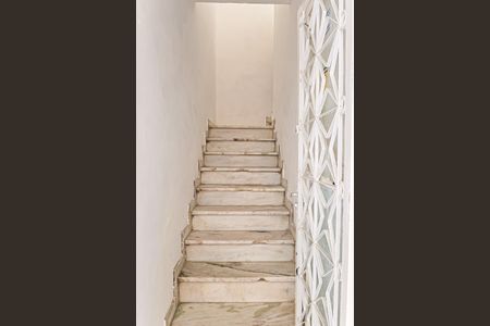 Apartamento para alugar com 150m², 2 quartos e sem vaga Apartamento para alugar com 150m², 2 quartos e sem vagaEscada