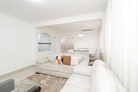 Casa à venda com 215m², 3 quartos e 4 vagasSala