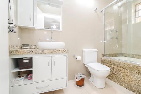 Casa à venda com 215m², 3 quartos e 4 vagasBanheiro da Suíte 1