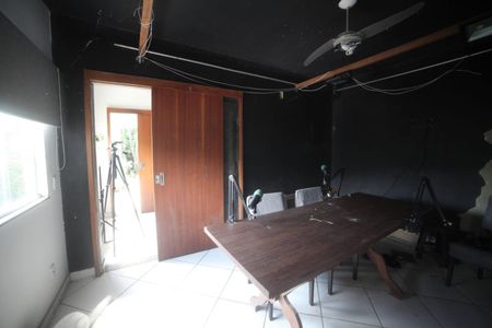 Casa à venda com 3 quartos, 195m² em Baldeador, Niterói