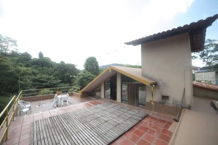 Casa à venda com 5 quartos, 520m² em Baldeador, Niterói