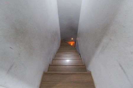 Casa para alugar com 241m², 3 quartos e 3 vagas Casa para alugar com 241m², 3 quartos e 3 vagasEscada