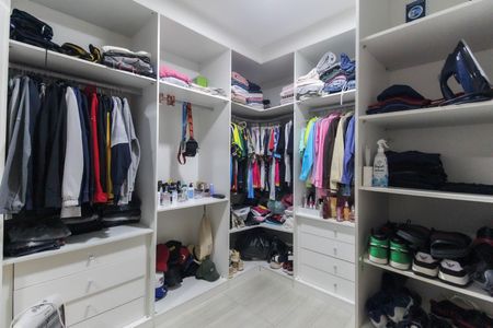 Casa para alugar com 241m², 3 quartos e 3 vagas Casa para alugar com 241m², 3 quartos e 3 vagasCloset da Suíte