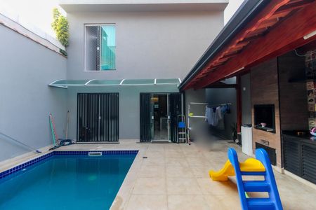 Casa para alugar com 241m², 3 quartos e 3 vagas Casa para alugar com 241m², 3 quartos e 3 vagasÁrea Externa