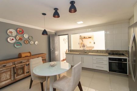 Casa à venda com 284m², 4 quartos e 4 vagasCozinha 