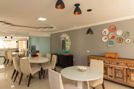 Casa à venda com 284m², 4 quartos e 4 vagasCozinha 