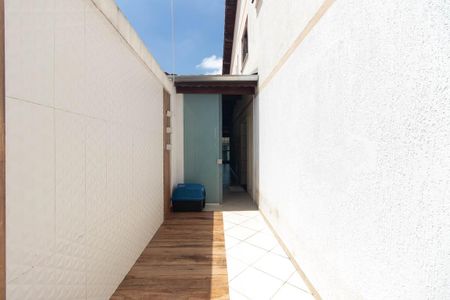 Casa à venda com 284m², 4 quartos e 4 vagasCorredor externo