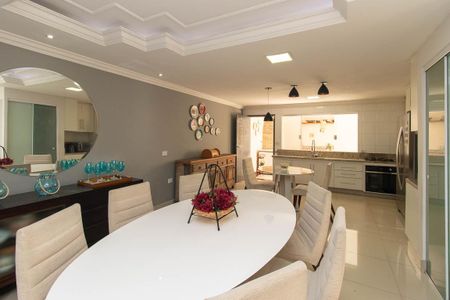 Casa à venda com 284m², 4 quartos e 4 vagasCozinha 