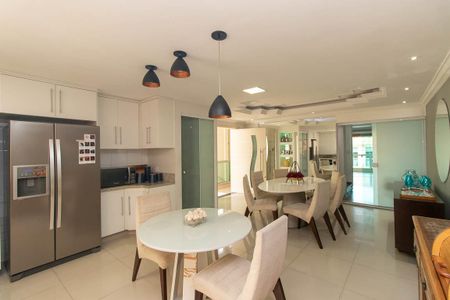 Casa à venda com 284m², 4 quartos e 4 vagasCozinha 