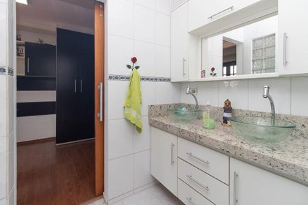 Casa à venda com 284m², 4 quartos e 4 vagasBanheiro da Suíte Americana