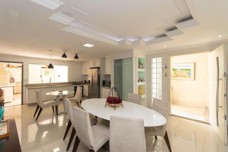 Casa à venda com 284m², 4 quartos e 4 vagasCozinha 