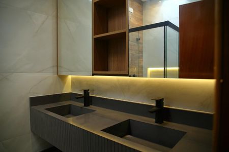 Casa à venda com 156m², 3 quartos e 4 vagasSuíte - Banheira 