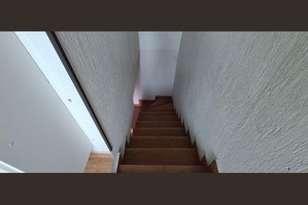 Casa para alugar com 70m², 2 quartos e 1 vagaEscada