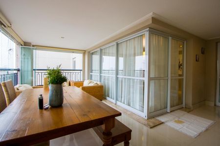 Apartamento à venda com 177m², 3 quartos e 4 vagas Apartamento à venda com 177m², 3 quartos e 4 vagasVaranda gourmet