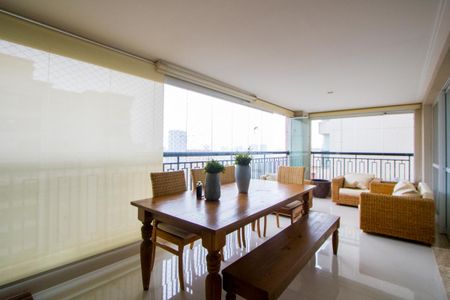 Apartamento à venda com 177m², 3 quartos e 4 vagas Apartamento à venda com 177m², 3 quartos e 4 vagasVaranda gourmet