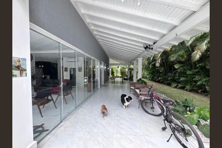 Casa de condomínio para alugar com 1500m², 6 quartos e 5 vagas Casa de condomínio para alugar com 1500m², 6 quartos e 5 vagasÁrea externa