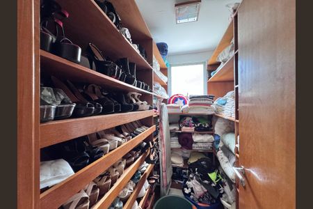 Casa de condomínio para alugar com 1500m², 6 quartos e 5 vagas Casa de condomínio para alugar com 1500m², 6 quartos e 5 vagasRoupeiro e Sapateira