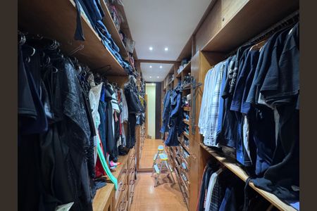 Casa de condomínio para alugar com 1500m², 6 quartos e 5 vagas Casa de condomínio para alugar com 1500m², 6 quartos e 5 vagasSuíte 1 - Closet